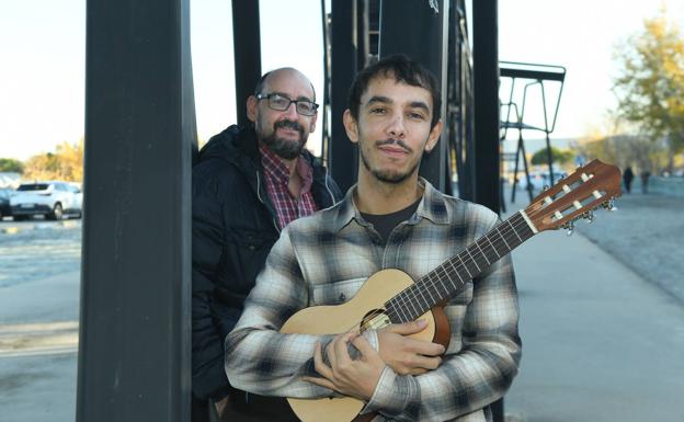 Nacho Prada, en primer plano, Daniel Ramos Pollo, en las inmediaciones del Hospital Río Hortega. 