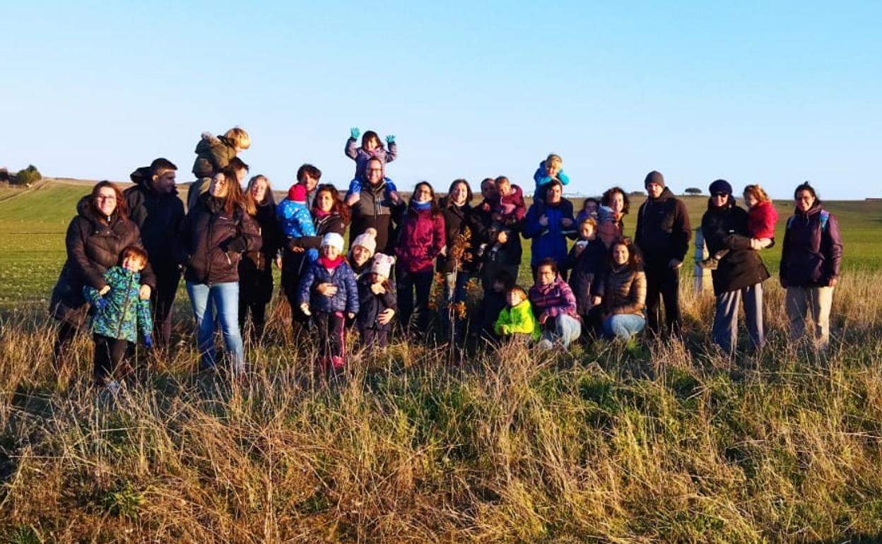 Adultos y niños de Miranda de Azán, reunidos para plantar 53 árboles en el paso de la Vía de la Plata por el municipio. 