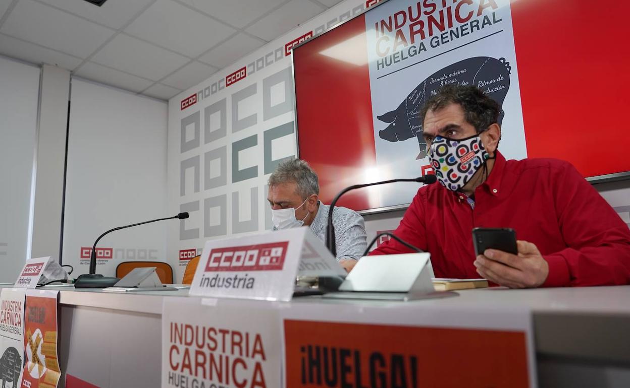 El secretario de Estrategias Industriales y Participación Institucional de Industria CCOO en Castilla y León, Miguel Ángel Brezmes Sanz, y el secretario autonómico de Organización y Desarrollo Federativo de Industria CCOO, Juan Manuel Ramos García.