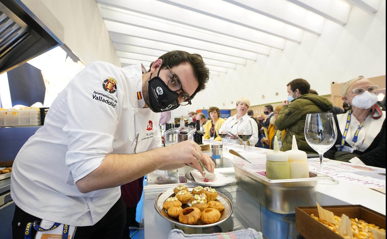 El cocinero Alejandro San José, prepara sa Mejor Tapa de España para ofrecérsela a los congresistas y visitantes de San Sebastián Gastronomika. 