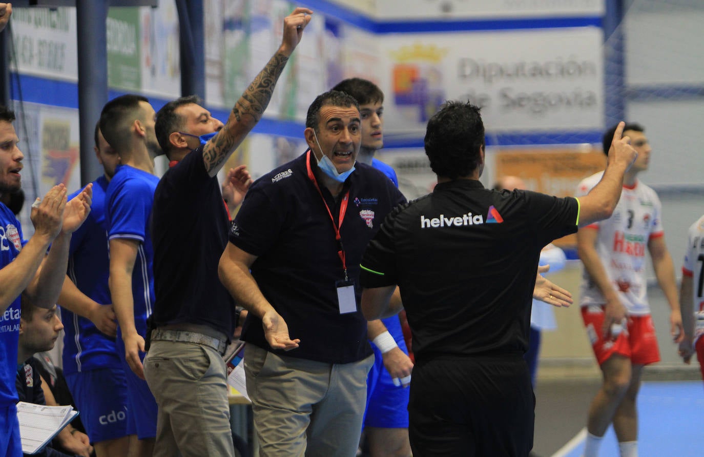 D'Antino festeja un gol con la afición. 