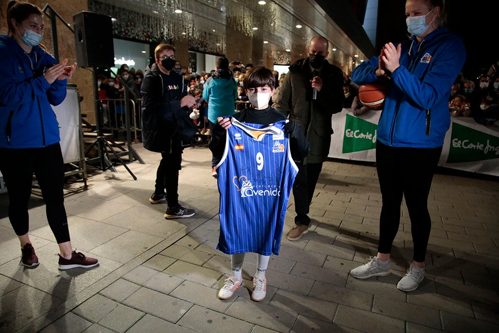 Las jugadoras del CB Avenida participan en el encendido solidario de la iluminación navideña de El Corte Inglés
