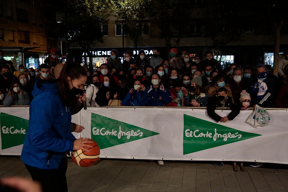 Las jugadoras del CB Avenida participan en el encendido solidario de la iluminación navideña de El Corte Inglés