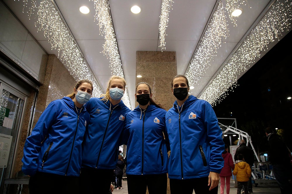 Las jugadoras del CB Avenida participan en el encendido solidario de la iluminación navideña de El Corte Inglés
