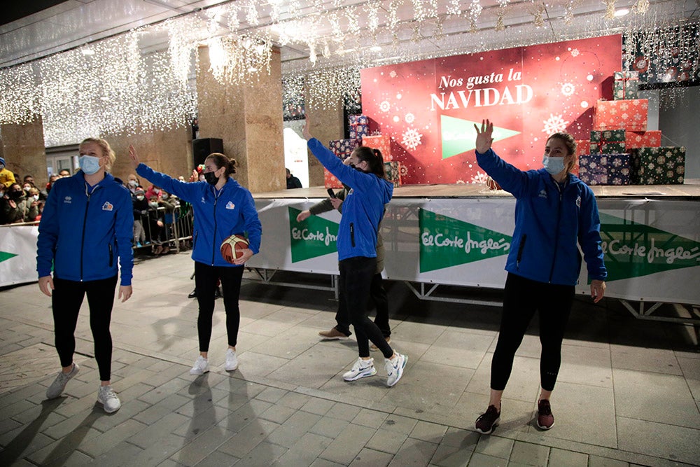 Las jugadoras del CB Avenida participan en el encendido solidario de la iluminación navideña de El Corte Inglés