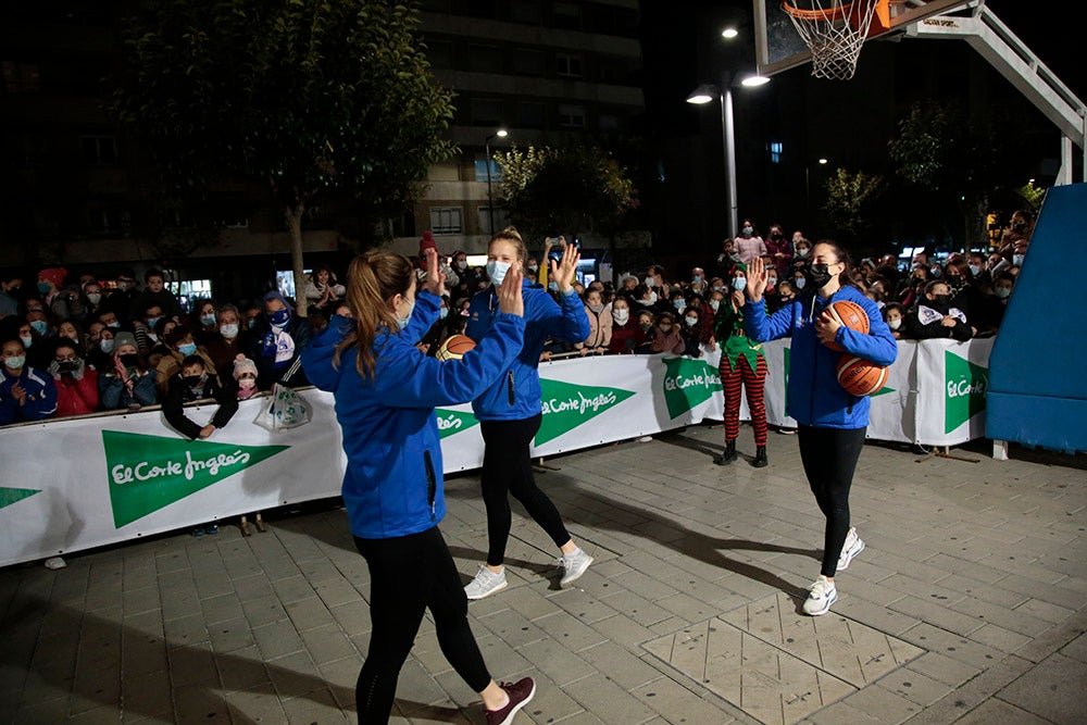 Las jugadoras del CB Avenida participan en el encendido solidario de la iluminación navideña de El Corte Inglés