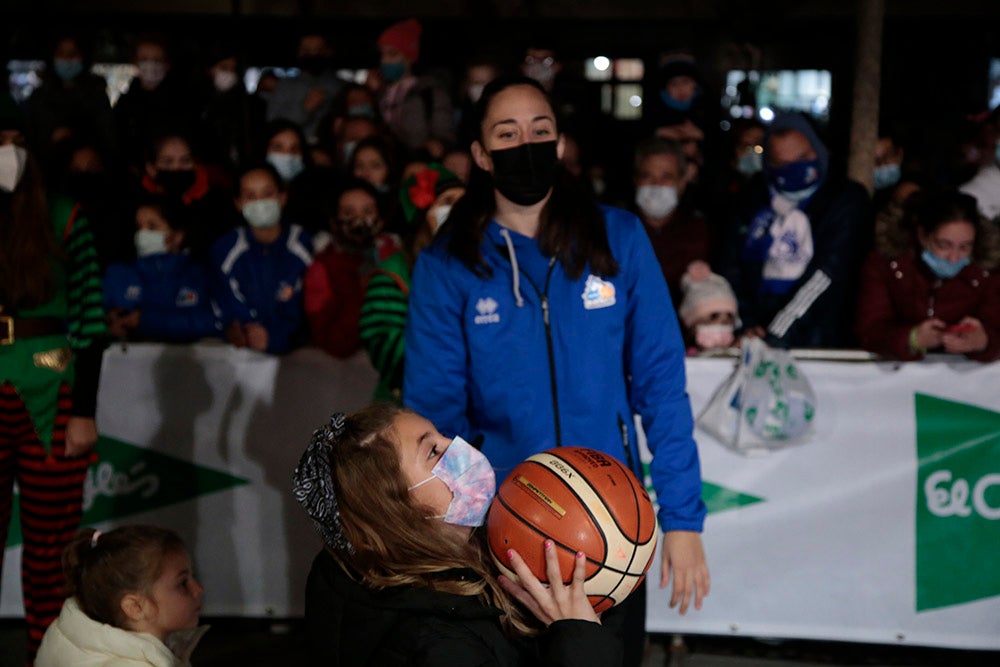 Las jugadoras del CB Avenida participan en el encendido solidario de la iluminación navideña de El Corte Inglés