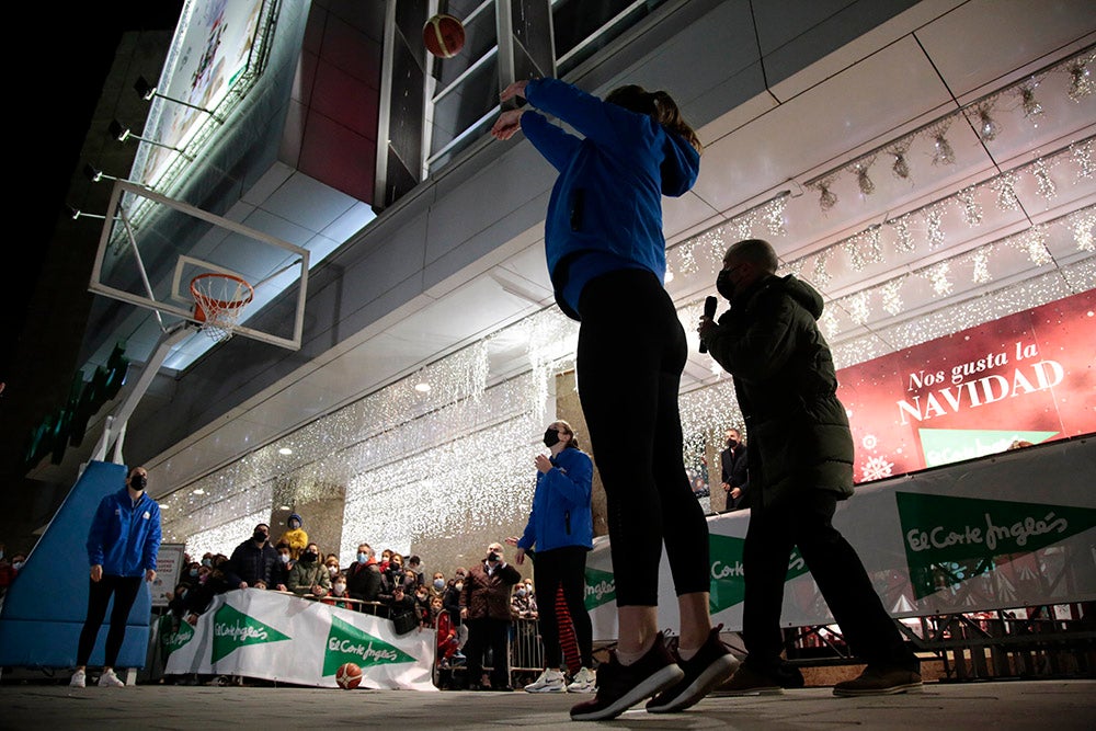 Las jugadoras del CB Avenida participan en el encendido solidario de la iluminación navideña de El Corte Inglés