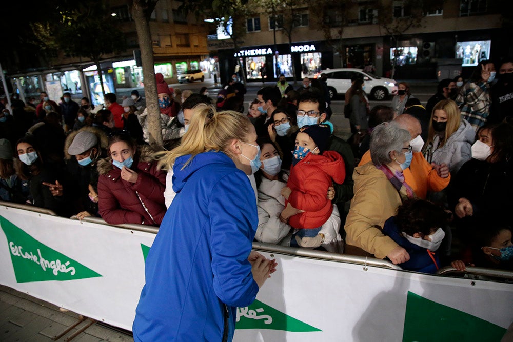 Las jugadoras del CB Avenida participan en el encendido solidario de la iluminación navideña de El Corte Inglés