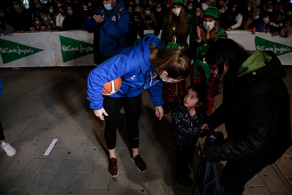 Las jugadoras del CB Avenida participan en el encendido solidario de la iluminación navideña de El Corte Inglés