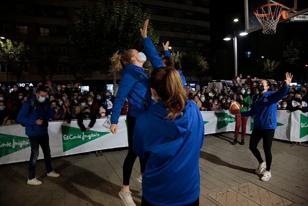 Las jugadoras del CB Avenida participan en el encendido solidario de la iluminación navideña de El Corte Inglés
