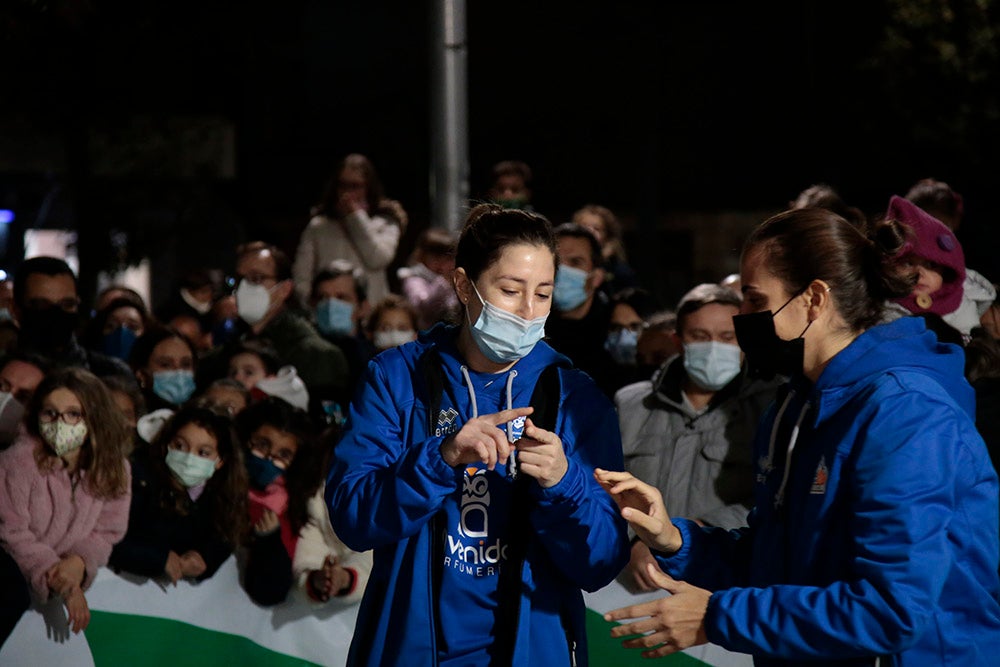 Las jugadoras del CB Avenida participan en el encendido solidario de la iluminación navideña de El Corte Inglés