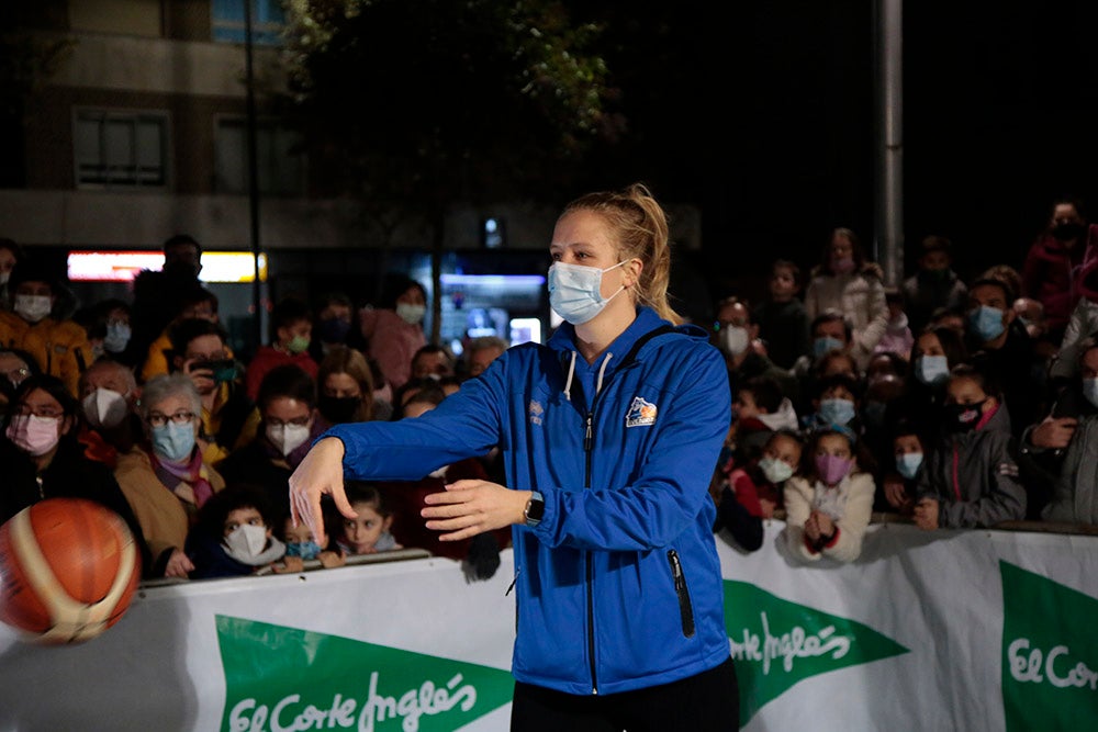 Las jugadoras del CB Avenida participan en el encendido solidario de la iluminación navideña de El Corte Inglés