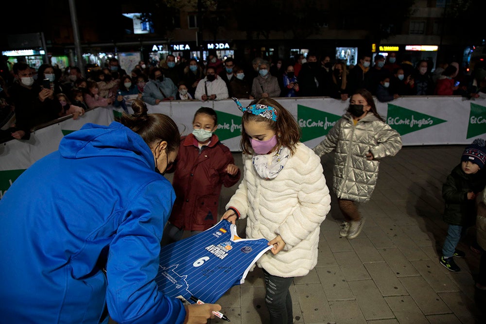 Las jugadoras del CB Avenida participan en el encendido solidario de la iluminación navideña de El Corte Inglés