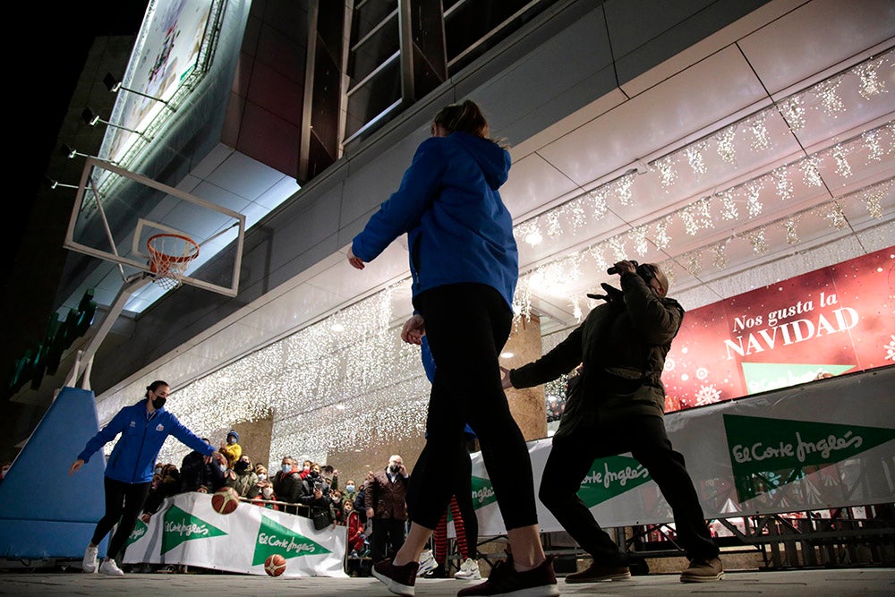 Las jugadoras del CB Avenida participan en el encendido solidario de la iluminación navideña de El Corte Inglés