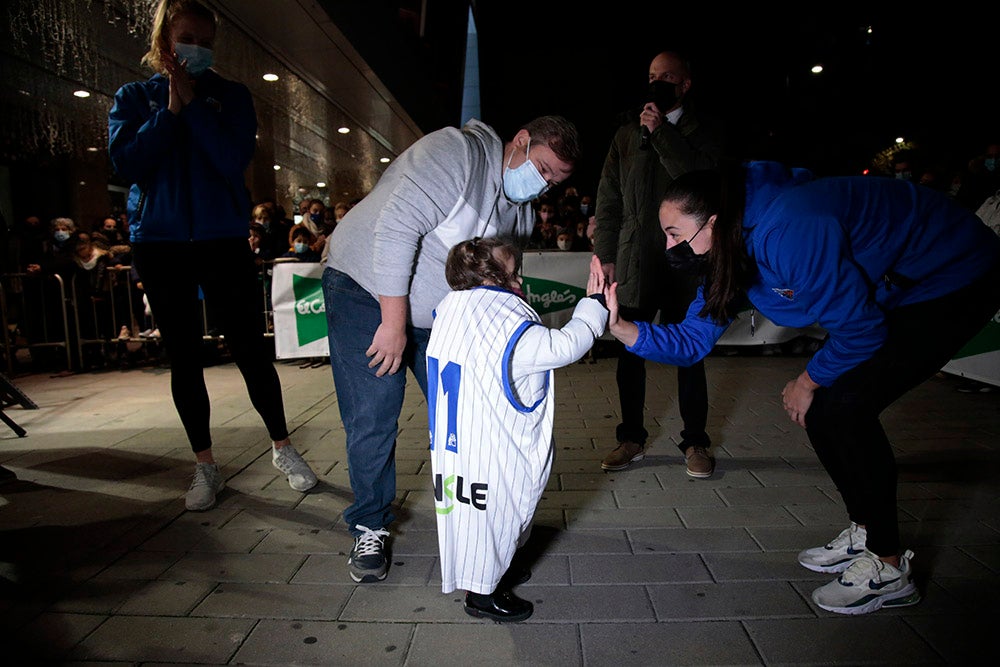 Las jugadoras del CB Avenida participan en el encendido solidario de la iluminación navideña de El Corte Inglés
