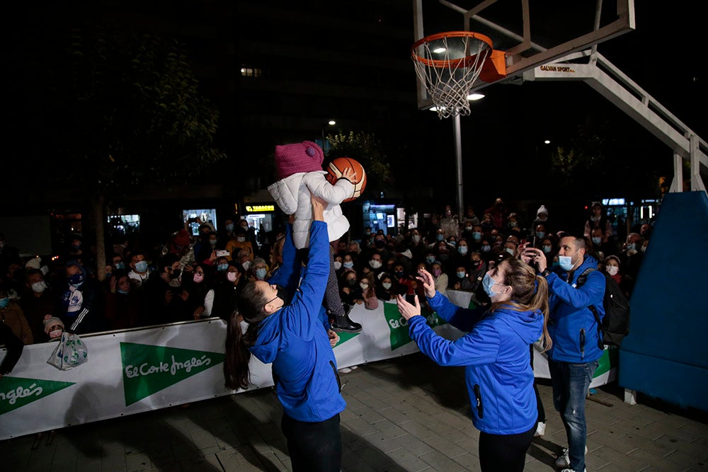 Las jugadoras del CB Avenida participan en el encendido solidario de la iluminación navideña de El Corte Inglés