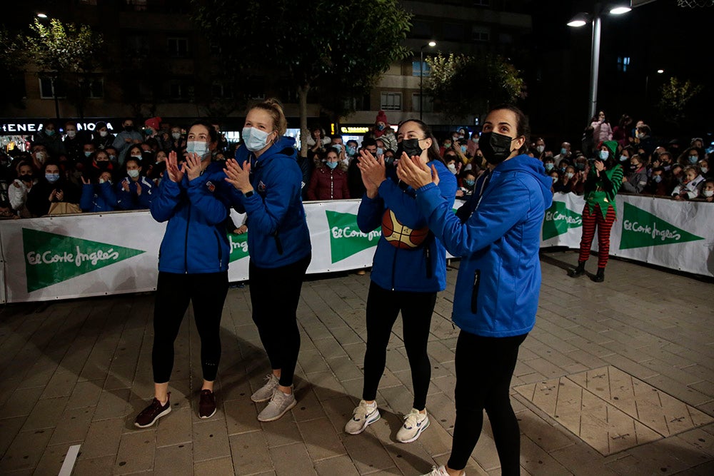 Las jugadoras del CB Avenida participan en el encendido solidario de la iluminación navideña de El Corte Inglés