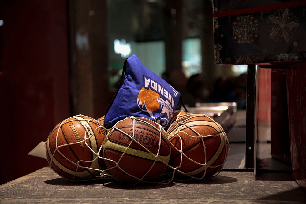 Las jugadoras del CB Avenida participan en el encendido solidario de la iluminación navideña de El Corte Inglés