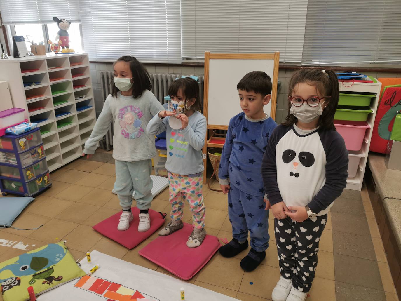 Fotos: Los alumnos del Colegio de La Salle de Valladolid acuden a clase en pijama