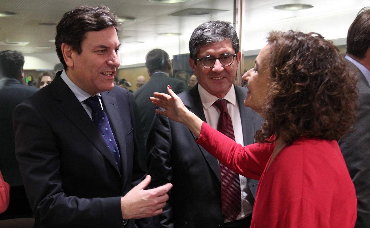 Carlos Fernández Carriedo, consejero de Economía y Hacienda, saluda a la ministra del ramo, María Jesús Montero, antes de una reunión del Consejo de Política Fiscal y Financiera. 