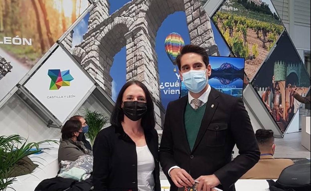 La gerente de Turismo de Segovia, Patricia Otones, y el concejal de Turismo, Miguel Merino, delante del 'photocall', 