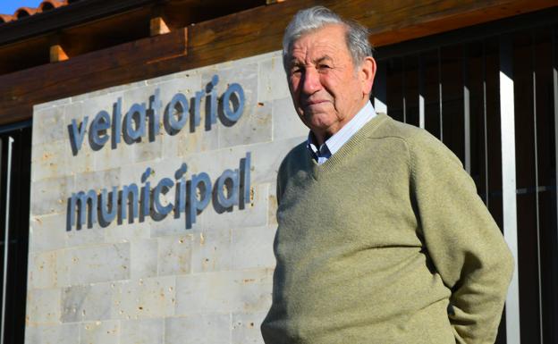 Víctor González, alcalde de la Mudarra, posa junto al velatorio construido con los remanentes del Ayuntamiento.