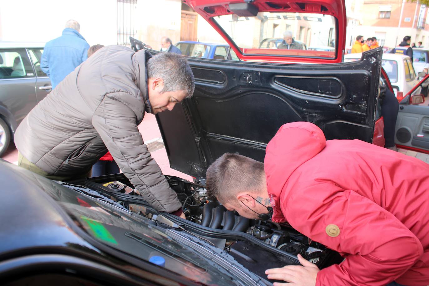 Fotos: Los coches clásicos despiertan admiración en el Cerrato