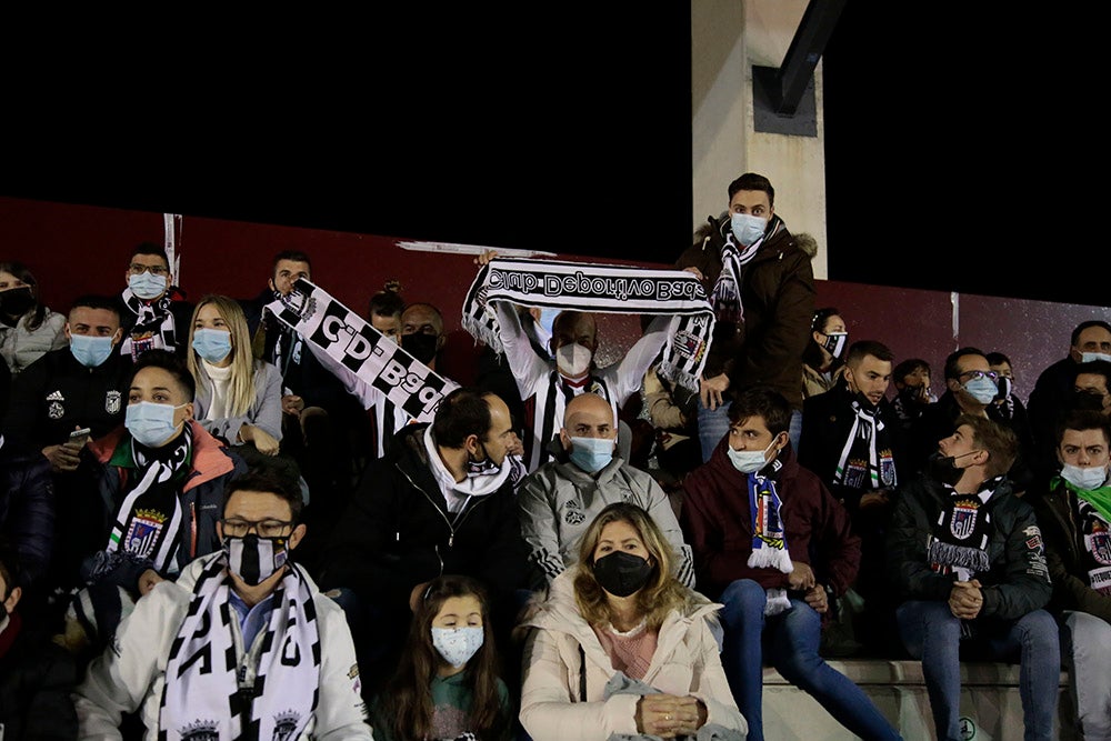 Los aficionados del Badajoz celebraron los goles de su equipo y cerca estuvieron de celebrar la victoria en el Reina Sofía