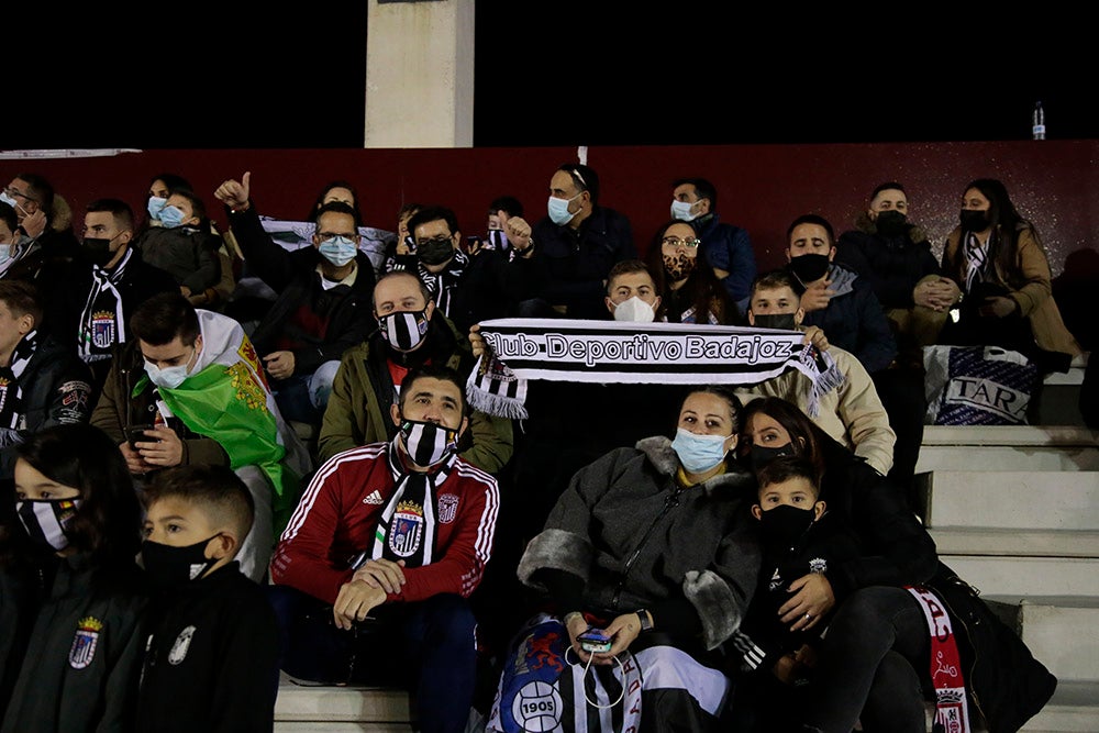 Los aficionados del Badajoz celebraron los goles de su equipo y cerca estuvieron de celebrar la victoria en el Reina Sofía