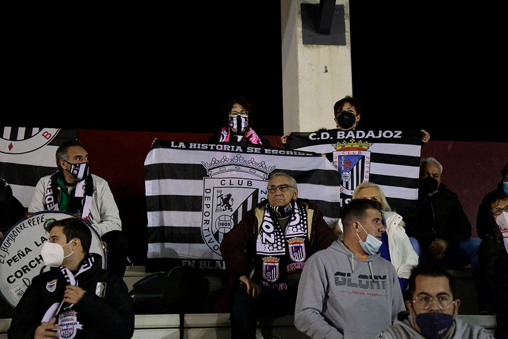 Los aficionados del Badajoz celebraron los goles de su equipo y cerca estuvieron de celebrar la victoria en el Reina Sofía