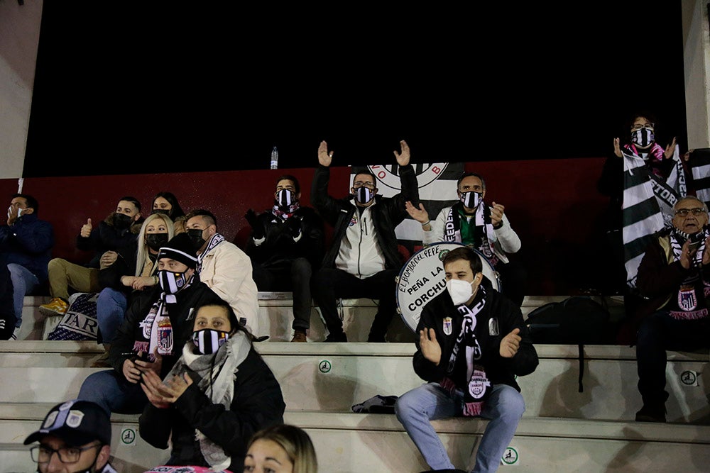 Los aficionados del Badajoz celebraron los goles de su equipo y cerca estuvieron de celebrar la victoria en el Reina Sofía