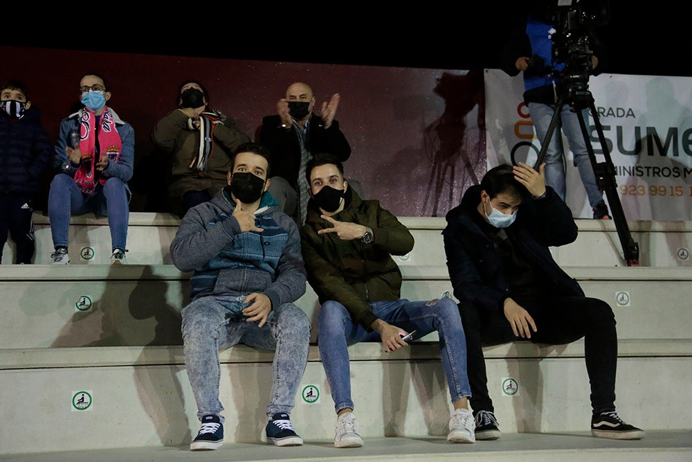 Los aficionados del Badajoz celebraron los goles de su equipo y cerca estuvieron de celebrar la victoria en el Reina Sofía