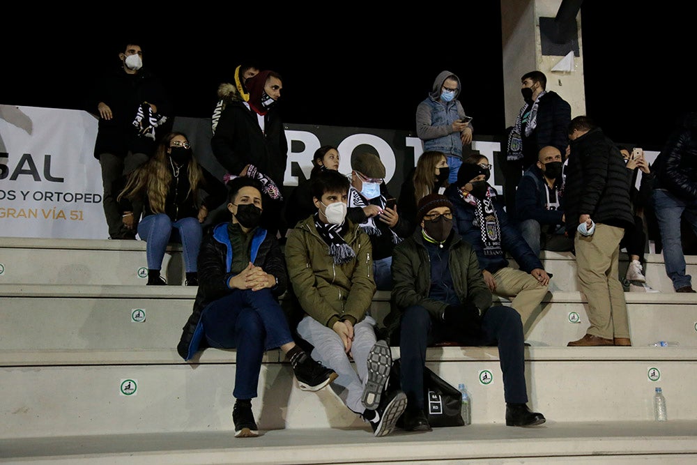 Los aficionados del Badajoz celebraron los goles de su equipo y cerca estuvieron de celebrar la victoria en el Reina Sofía