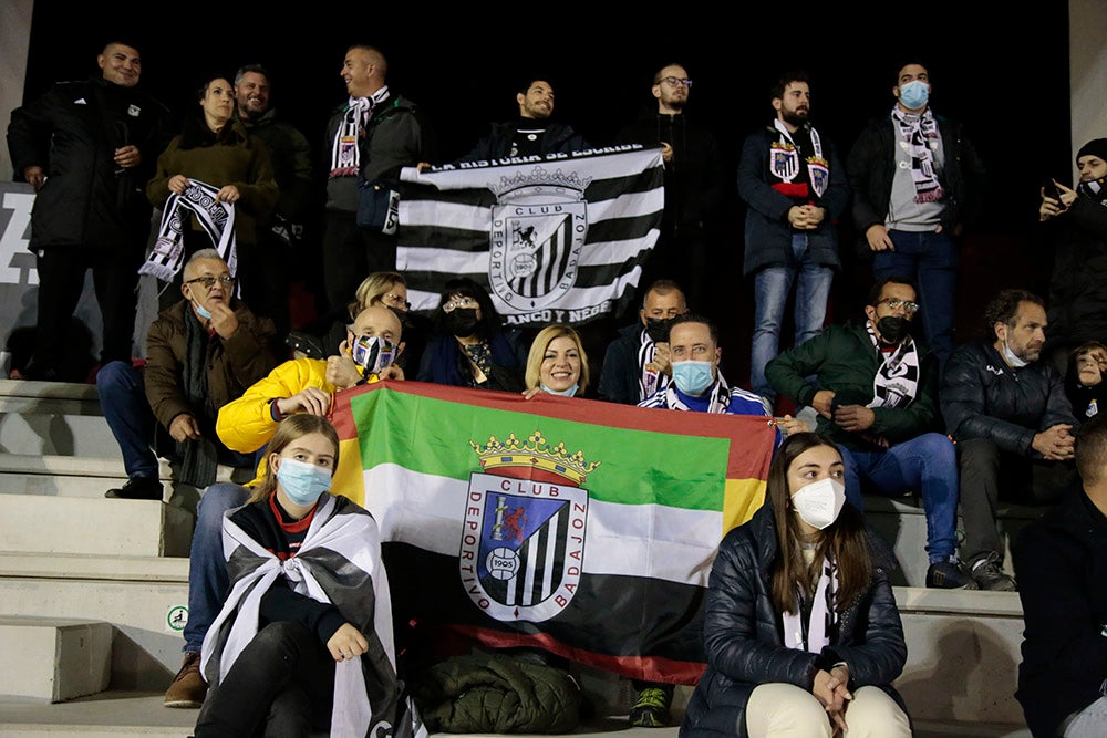 Los aficionados del Badajoz celebraron los goles de su equipo y cerca estuvieron de celebrar la victoria en el Reina Sofía