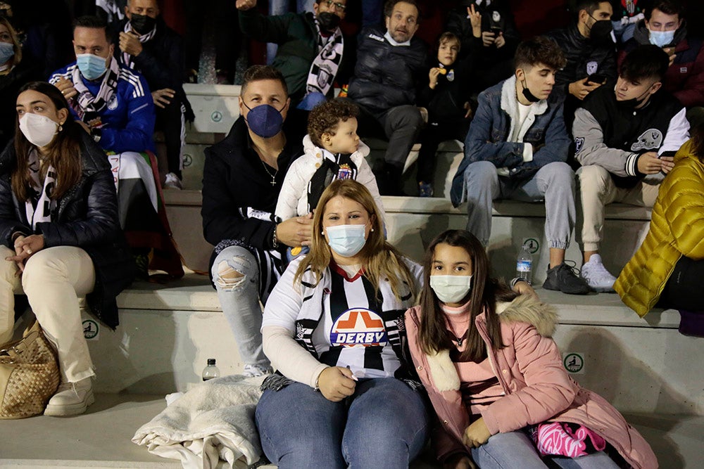 Los aficionados del Badajoz celebraron los goles de su equipo y cerca estuvieron de celebrar la victoria en el Reina Sofía