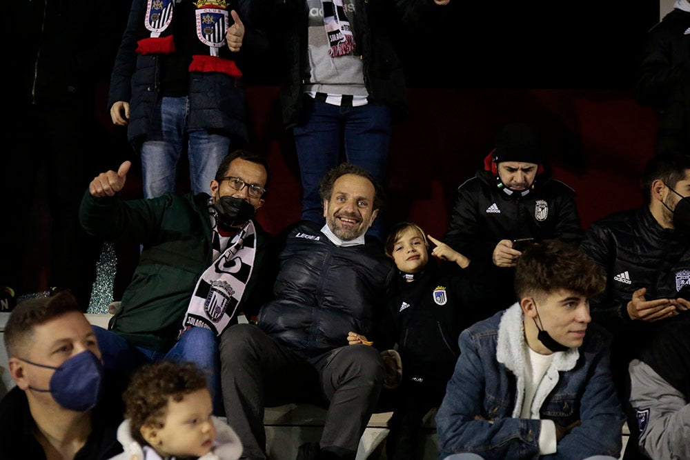 Los aficionados del Badajoz celebraron los goles de su equipo y cerca estuvieron de celebrar la victoria en el Reina Sofía