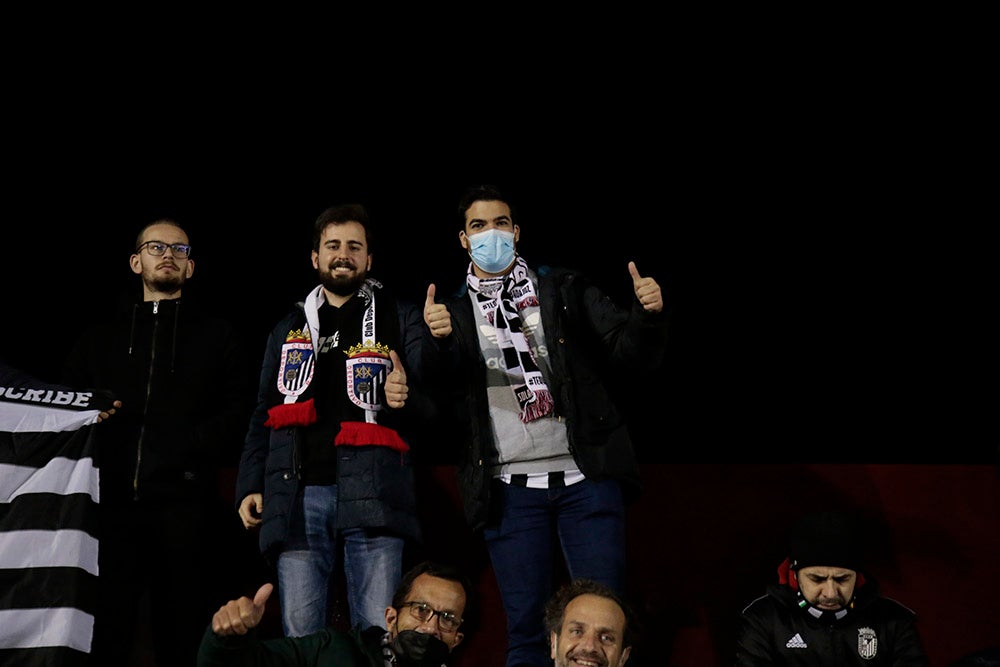 Los aficionados del Badajoz celebraron los goles de su equipo y cerca estuvieron de celebrar la victoria en el Reina Sofía