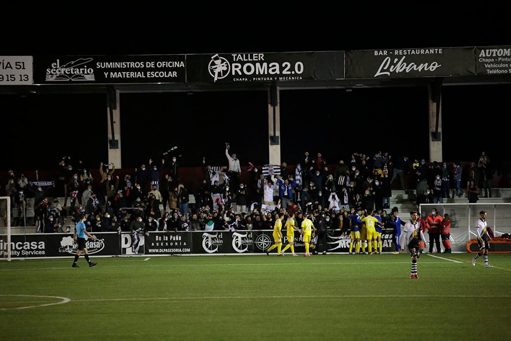 Montes evita en el 91 la primera derrota casera de un gris Unionistas ante un Badajoz con 10 desde el 41 (2-2)