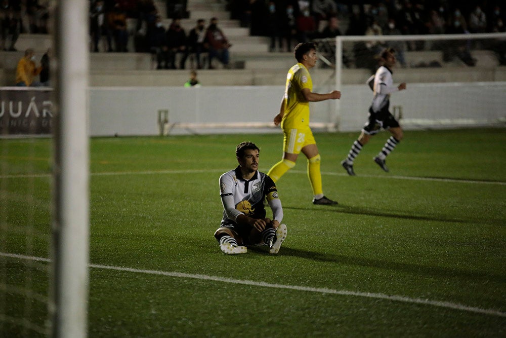 Montes evita en el 91 la primera derrota casera de un gris Unionistas ante un Badajoz con 10 desde el 41 (2-2)