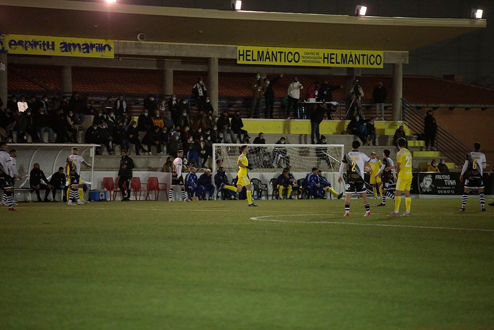 Montes evita en el 91 la primera derrota casera de un gris Unionistas ante un Badajoz con 10 desde el 41 (2-2)