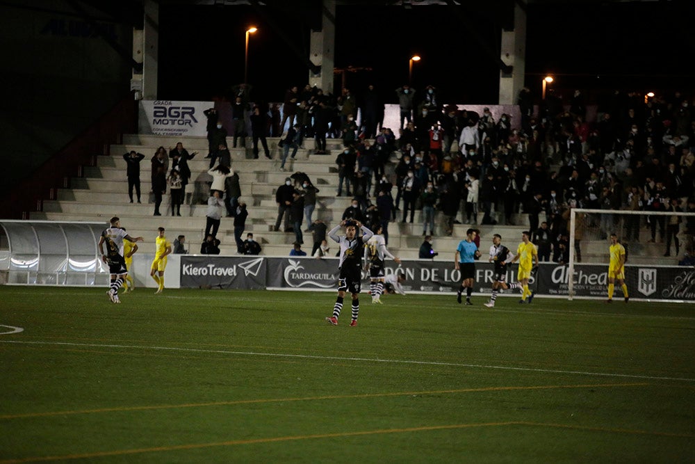 Montes evita en el 91 la primera derrota casera de un gris Unionistas ante un Badajoz con 10 desde el 41 (2-2)