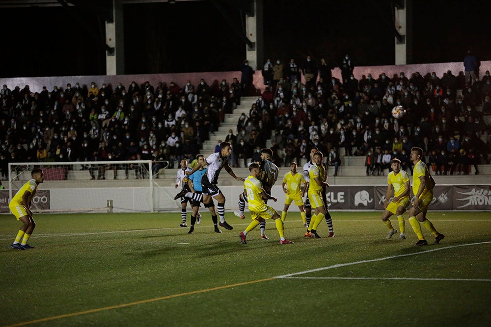 Montes evita en el 91 la primera derrota casera de un gris Unionistas ante un Badajoz con 10 desde el 41 (2-2)