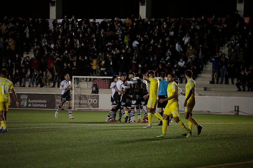 Montes evita en el 91 la primera derrota casera de un gris Unionistas ante un Badajoz con 10 desde el 41 (2-2)