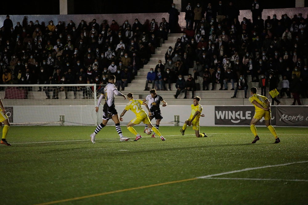 Montes evita en el 91 la primera derrota casera de un gris Unionistas ante un Badajoz con 10 desde el 41 (2-2)