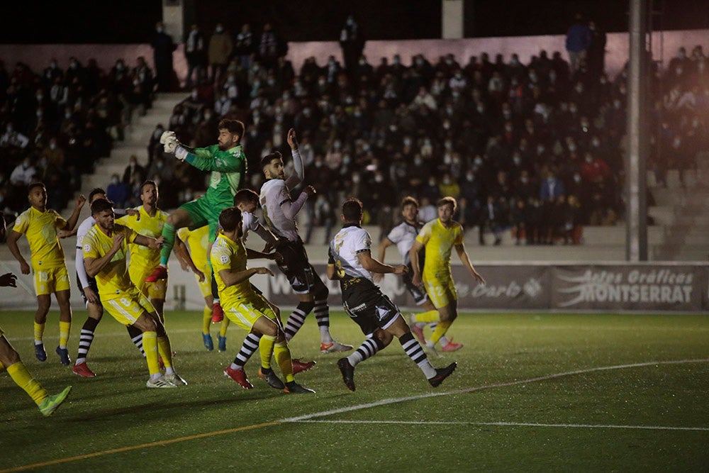 Montes evita en el 91 la primera derrota casera de un gris Unionistas ante un Badajoz con 10 desde el 41 (2-2)