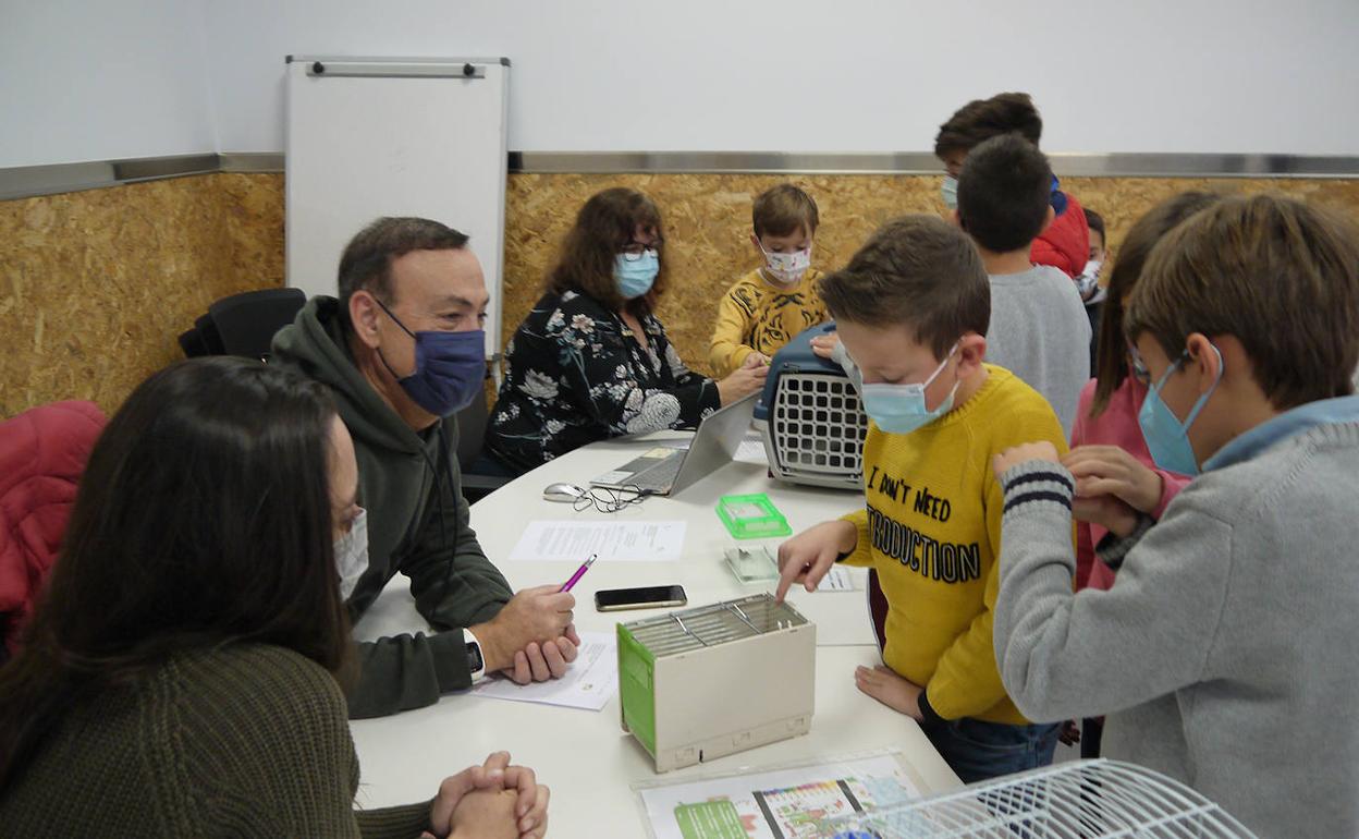 El alcalde conversa con algunos niños que participaron en el cosnejo.
