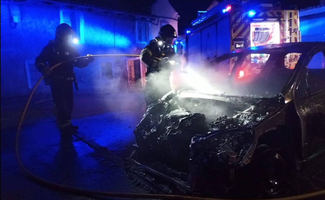 Los Bomberos de Arroyo sofocan el incendio del vehículo, el domingo por la tarde en Quintanilla de Trigueros. 