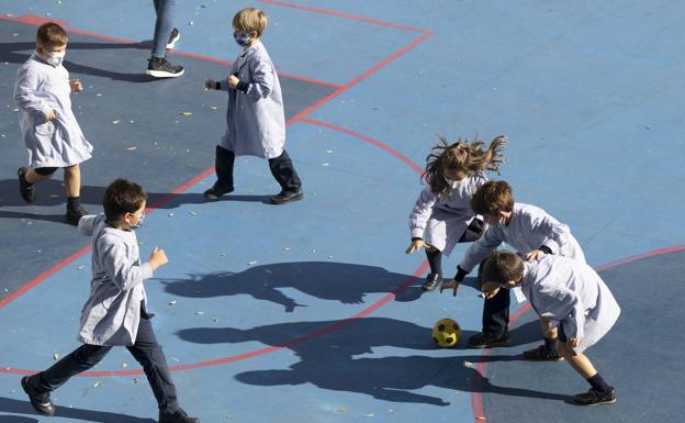 Los contagios de los niños repercuten en sus familias y aumentan los casos de 40 a 50 años en Castilla y León