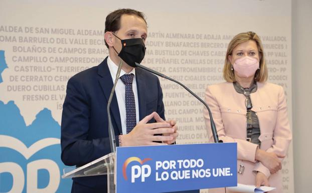 Conrado Íscar y Pilar del Olmo, durante una rueda de prensa. 